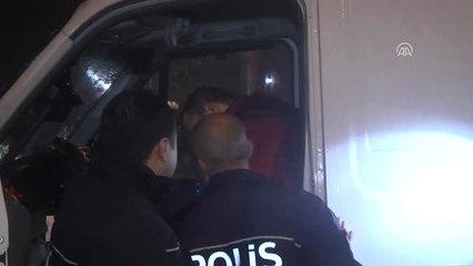 Bıçak Yarasıyla Araç Kullanıp Polislerden Yardım İstedi - Adana