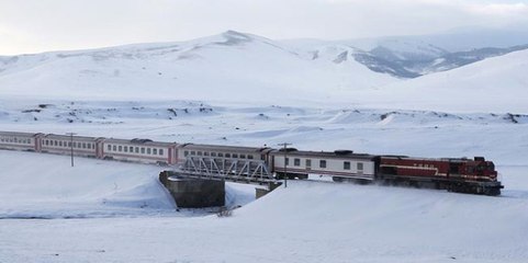 Video herunterladen: Like Ekspresi! Sosyal Medyaya Damga Vuran Ankara-Kars Arası Doğu Ekspresi Seferlerinde Patlama Yaşanıyor