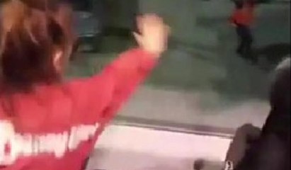 Küçük kızlar ile havalimanı çalışanının dansı izleyenleri gülümsetti