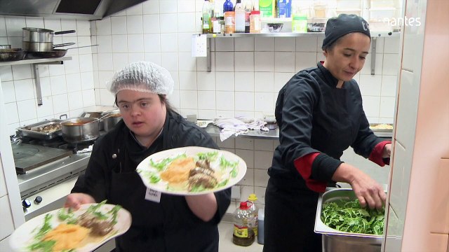 Le Reflet : le restaurant avec des serveurs trisomiques a un an !