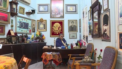 Koleksiyonu İçin İlginç Kolonya Şişeleri Topluyor