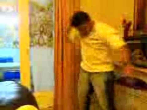 Dan et son cousin dansent la tecktonik enfin ils essaient