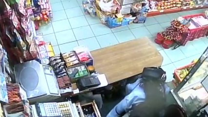 Beykoz’da marketten hırsızlık yapan genç kız kamerada