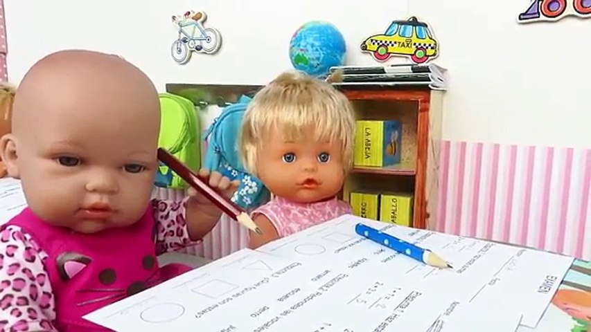 EN EL COLE! Bebé Lucía se copia de Nenucos Los mejores juguetes de Youtube Mundo Juguete - Vídeo