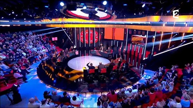 Violente chute de Chantal Ladesou hier soir dans Les grosses têtes sur France 2 - Regardez