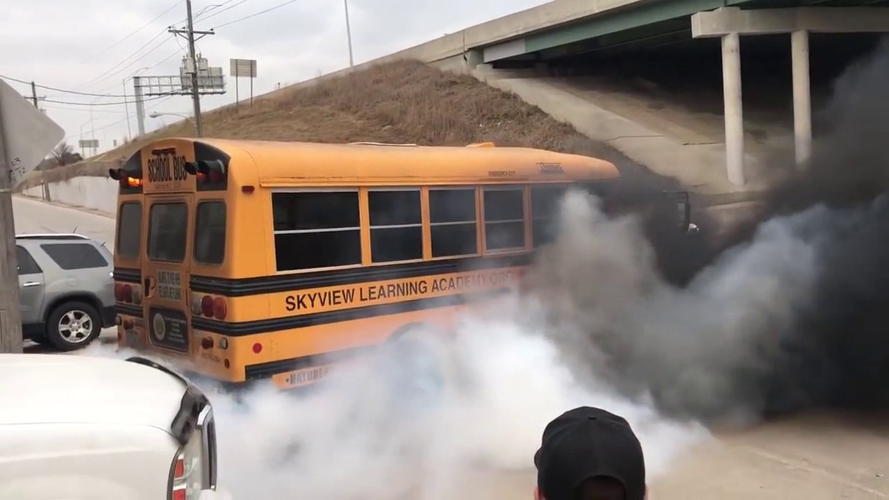 Quand un chauffeur de bus scolaire se fait un énorme burnout ... Dingue