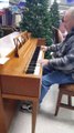 Ce grand-père se met au piano dans un supermarché et va étonner tout le monde