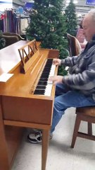 Ce grand-père se met au piano dans un supermarché et va étonner tout le monde