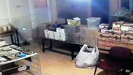 Yüzünü kapatan çocuk hırsızı, olay yerinde bıraktığı ayakkabı izi yakalattı