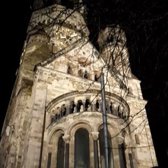 Video herunterladen: Church Bell Rings to Commemorate Victims at Christmas Market Terror Attack Memorial