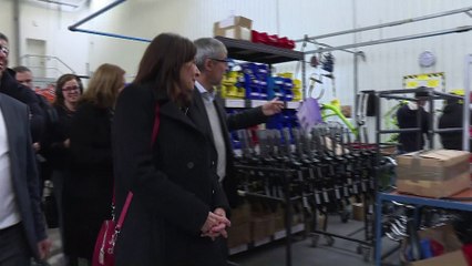 Hidalgo visite l'usine de fabrication des Vélib électriques