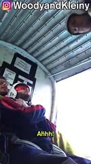 Ce type fait croire à son pote qui a les yeux bandés qu’il saute en parachute…