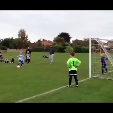 Ce garçon n'arrive pas à marquer ce pénalty malgré toutes ses tentatives