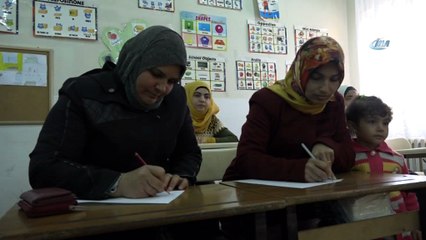 Suriyeliler 'Türkçe' öğrenerek hayata tutunuyor