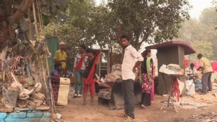 El barrio chabolista de los magos y titiriteros de Delhi desaparece