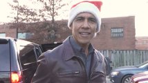 En Père Noël, Obama distribue des cadeaux aux enfants défavorisés