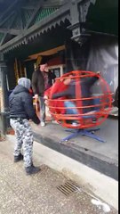 2 adultes dans un Tourniquet pour enfant... mauvaise idée !!
