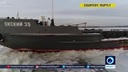 Tải video: Prisonnier de la glace ce bateau est coincé dans la Volga pour l'hiver !