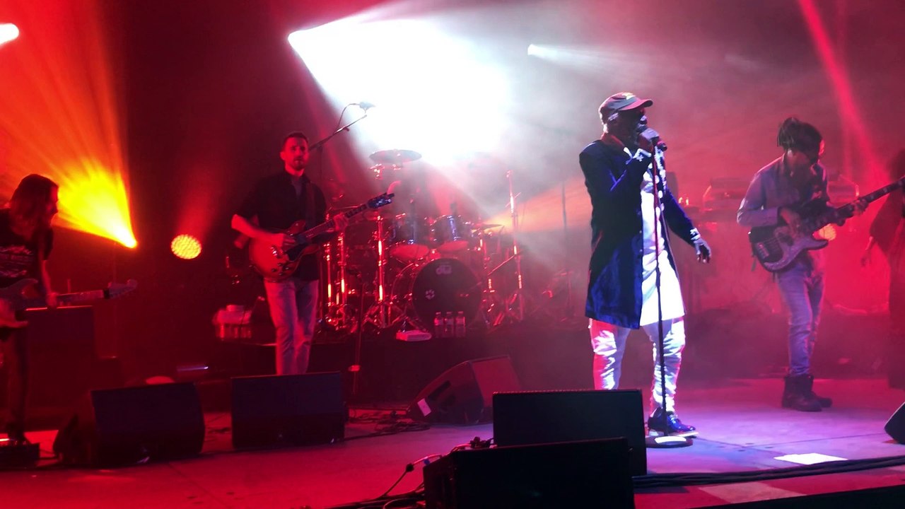 Alpha Bondy stoppe une bagarre entre spectateurs en plein tour de chant