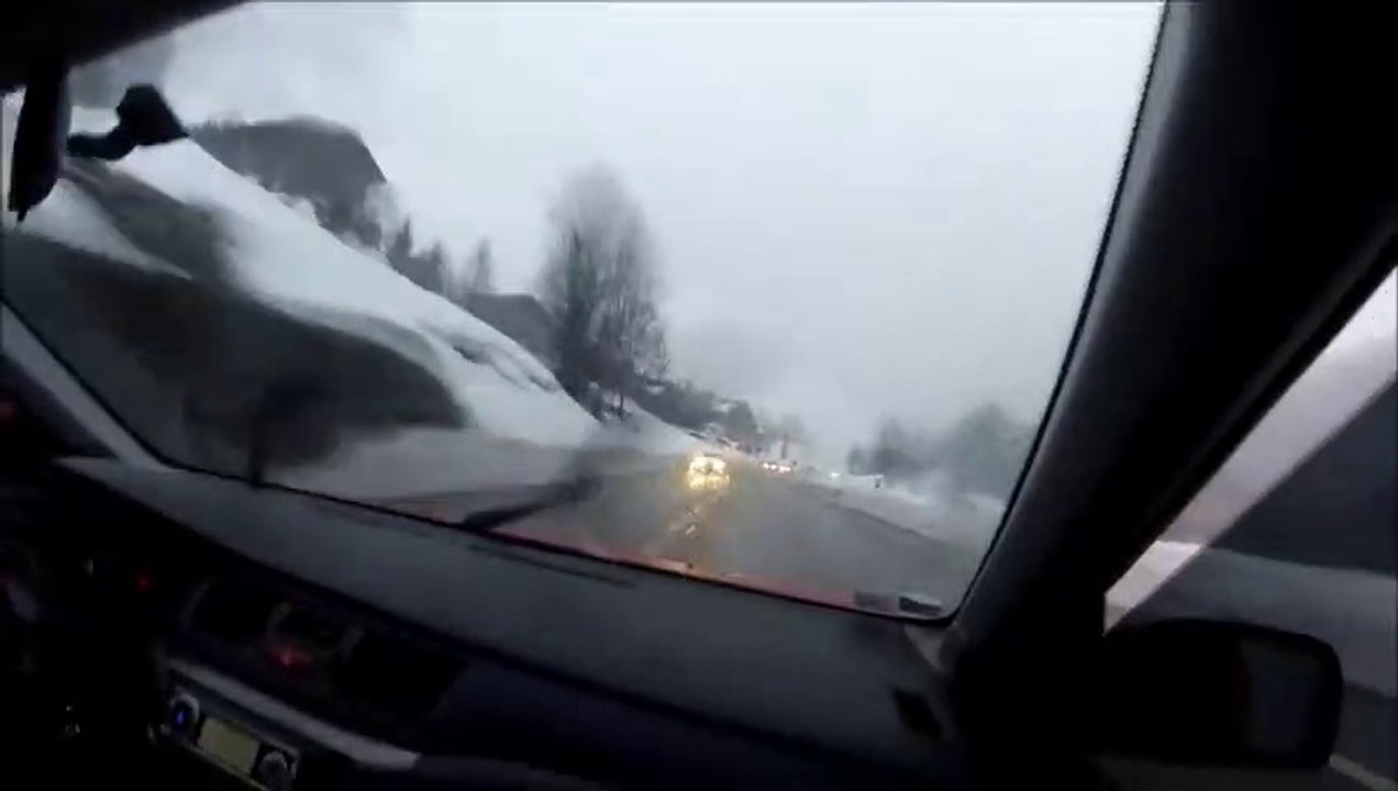 De retour du ski en France, ces jeunes roulent n'importe comment et se crashent