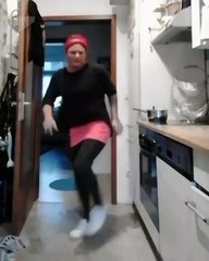 une femme danse dans sa cuisine et déchire tout LOL