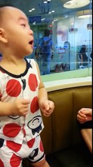 Un enfant découvre le Coca-Cola