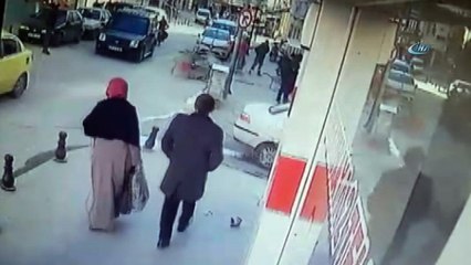 Taş attıkları aracı böyle soydular