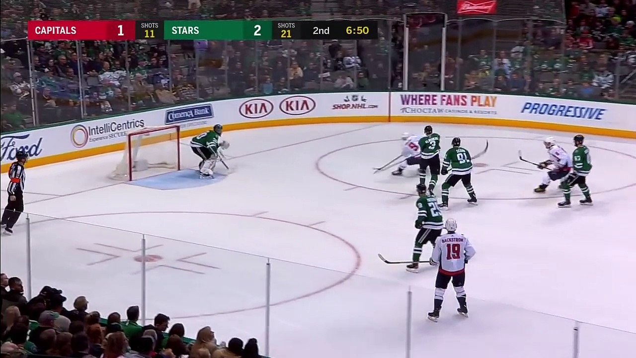 Hockey sur glace - Dmitry Orlov transperce la défense en passant le palet entre ses jambes