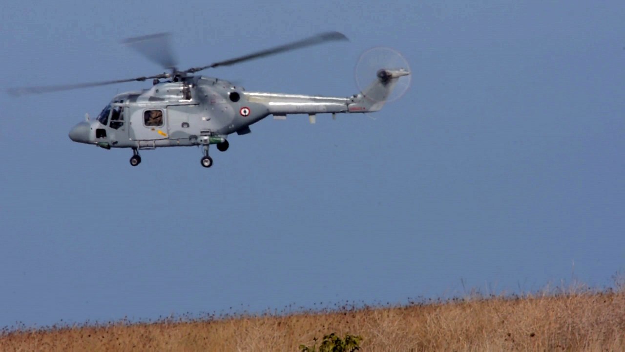 Atterrissage sur l'aéroport de La Rochelle d'un hélicoptère Lynx de la Marine Nationale