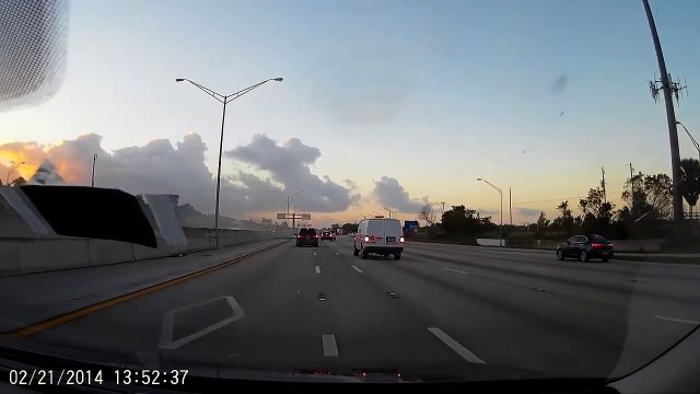 Il évite des pneus sur l'autoroute