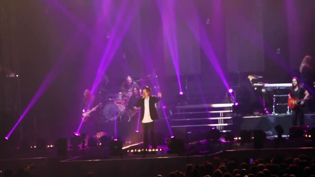 Des gaines de ventilation tombent sur des spectateurs en plein concert