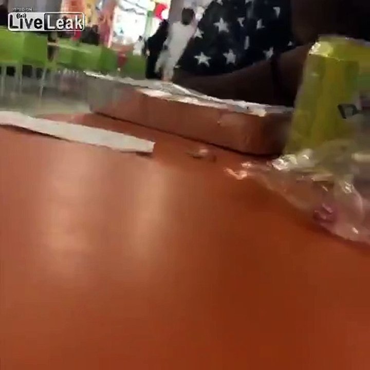 Il colle son pote à une chaise avec de la super glue