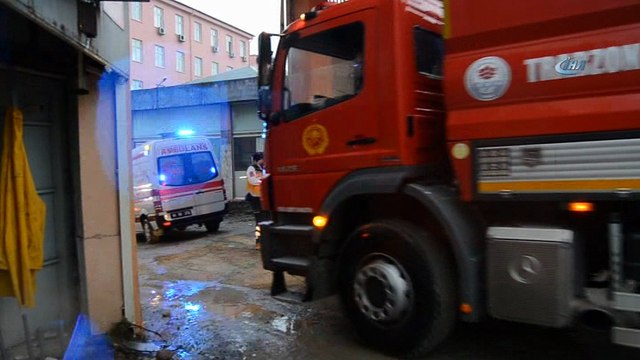 Yıkımı süren Hüseyin Avni Aker Stadı’nda yangın çıktı
