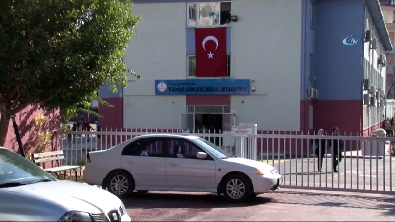 Oğlu Okuldan Uzaklaştırılan Veli Belinde Silahla Geldi