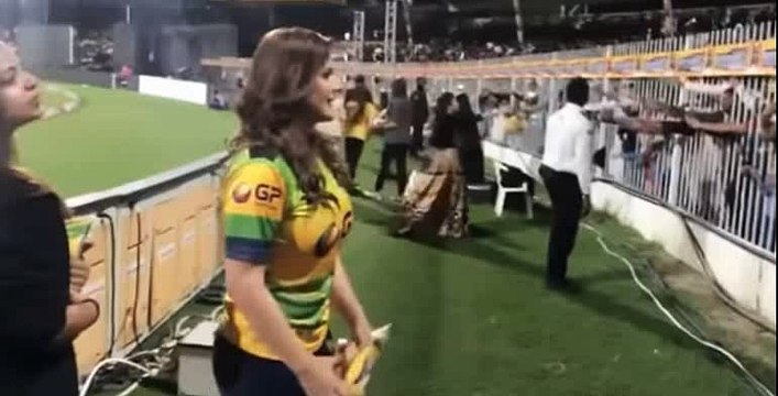 Zareen Khan is giving shirts of Pakhtoon team to fans in t10 live match at dubai 20170-18