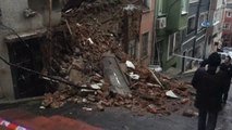 Beyoğlu'nda Metruk Binada Çökme Meydana Geldi