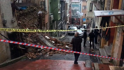 Beyoğlu’nda metruk binada çökme meydana geldi