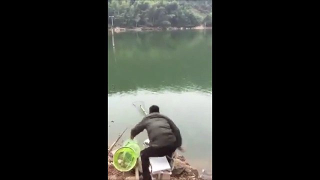 Ce pecheur va s'allumer une clope au pire moment... Ahaha