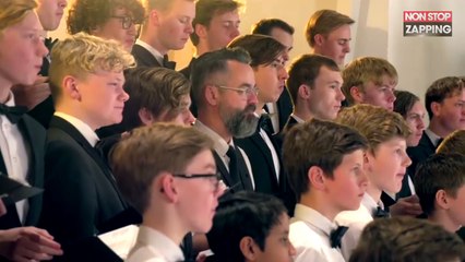 Une chorale mange des piments avant de chanter, la vidéo hilarante