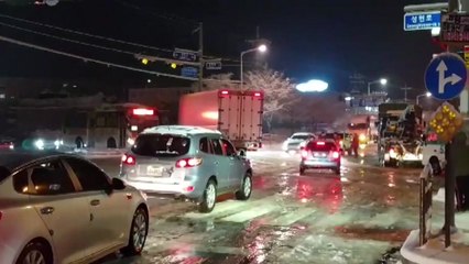 경기 고양시 많은 눈...일부 도로 정체 극심 / YTN