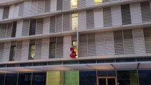 Le Père Noël descend la façade de l'hôpital de Cannes en rappel