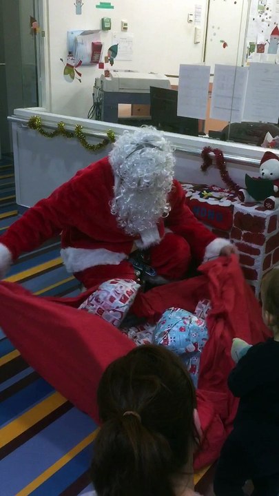 Le Père Noël fait la tournée des chambres des enfants de l'hôpital de Cannes.