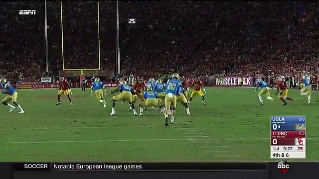 Un footballeur américain fait semblant de rattraper le ballon et feinte tout le monde !