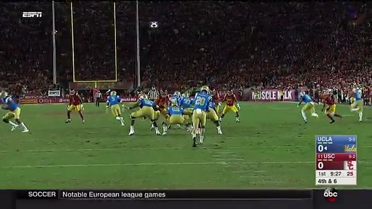 Un footballeur américain fait semblant de rattraper le ballon et feinte tout le monde !