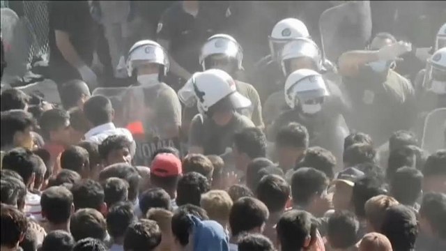 Dez feridos em confrontos no campo de refugiados de Moria