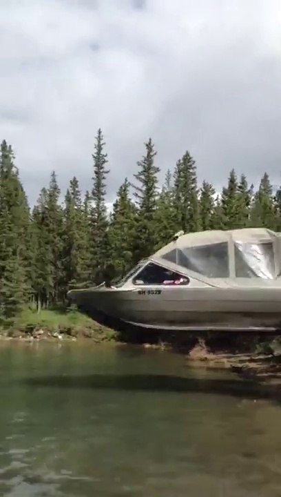 Incroyable : ce bateau saute par dessus une digue de terre