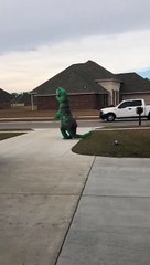Ce papa est génial : il attend sa fille déguisé en T-Rex