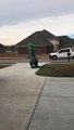Ce papa est génial : il attend sa fille déguisé en T-Rex