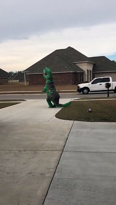 Ce papa est génial : il attend sa fille déguisé en T-Rex