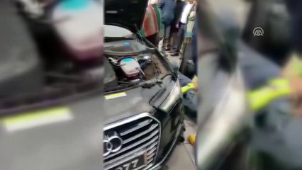Makam aracının motor kısmına giren kediyi itfaiye çıkardı - YALOVA